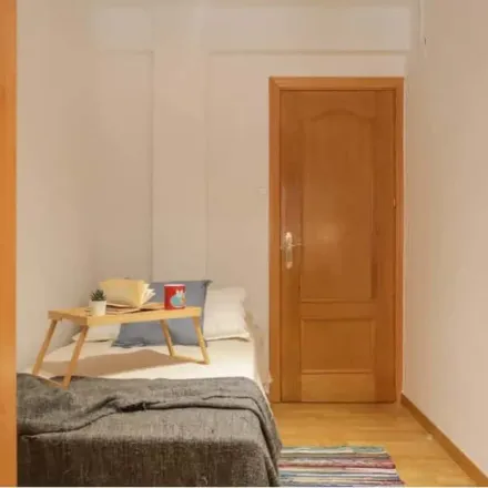 Rent this 4 bed apartment on El Dragón Estragón in Calle de la Abejuela, 17