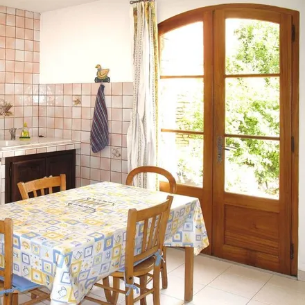 Rent this 2 bed house on Route de Pernes in 84740 Velleron, France