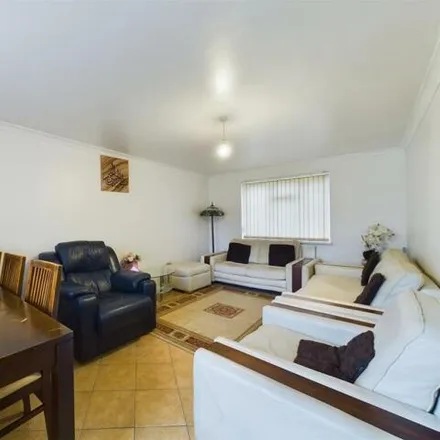 Image 2 - 31 Nightingale Close, Langley Green, RH11 7QF, United Kingdom - Townhouse for sale