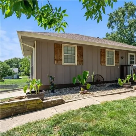 Image 4 - 911 SW 8th St, Missouri, 64081 - House for sale