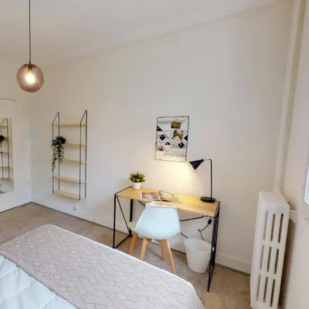 Rent this 3 bed room on 8 Rue de la Crèche in 75017 Paris, France