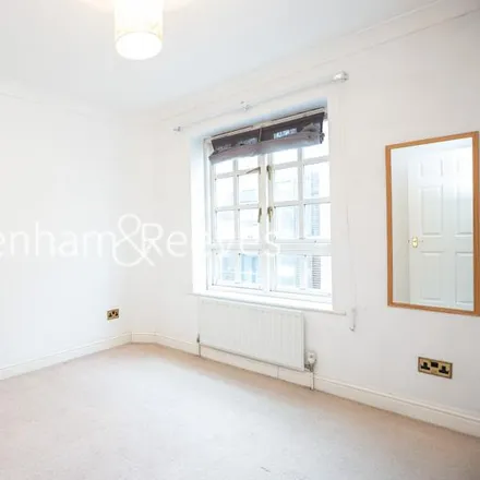 Image 3 - 28 Garnet Street, St. George in the East, London, E1W 3TB, United Kingdom - Apartment for rent