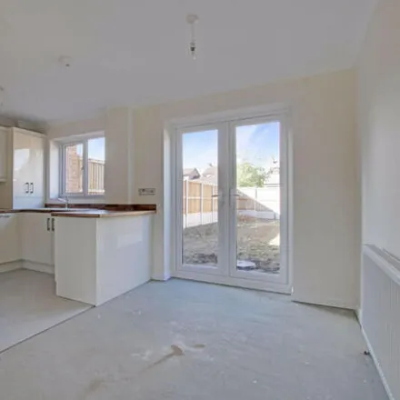 Image 5 - Fairview Crescent, Rayleigh, Essex, Ss6 - Townhouse for sale