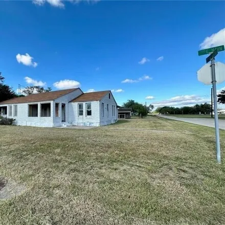 Image 2 - 100 North Cedar Avenue, Bishop, TX 78343, USA - House for sale