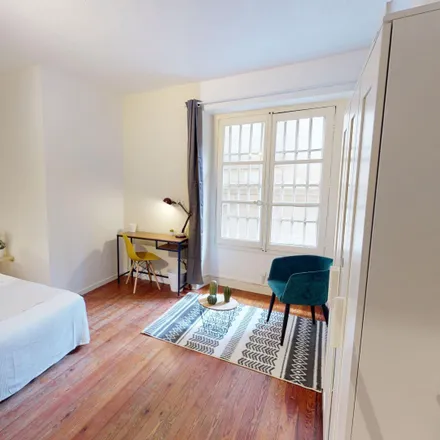 Rent this 4 bed room on 21 Cours du Chapeau Rouge in 33000 Bordeaux, France