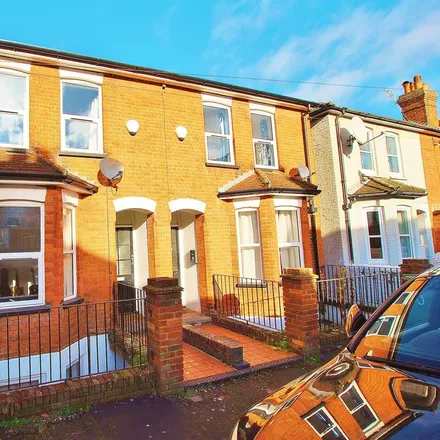 Rent this 5 bed townhouse on 25 Wodeland Avenue in Guildford, GU2 4JX