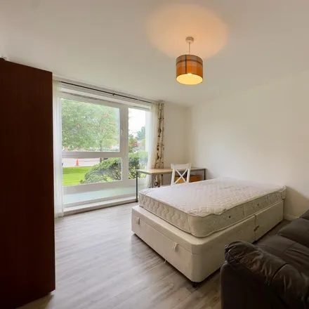 Rent this 3 bed apartment on 2 Hanson Park in Glasgow, G31 2HA