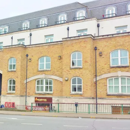 Rent this 2 bed apartment on Slug & Lettuce in Clarence Street, Spelthorne