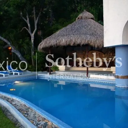Buy this 5 bed house on Privada Glorieta Alta de la Concha in Fraccionamiento Brisamar, 39300 Acapulco