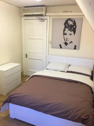 Rent this 4 bed room on IT Wizards & Dry Cleaners in Wimbledon Hill Road, London