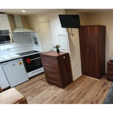 Rent this studio apartment on 52 Chatsworth Road in London, NW2 5QZ