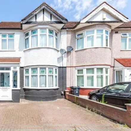 Buy this 4 bed duplex on Queen's Avenue in London, N3 2NP