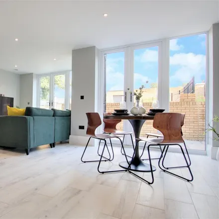 Rent this 2 bed apartment on 431 Cockfosters Road in London, EN4 0HJ