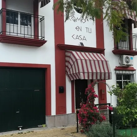 Rent this 4 bed house on Santiponce