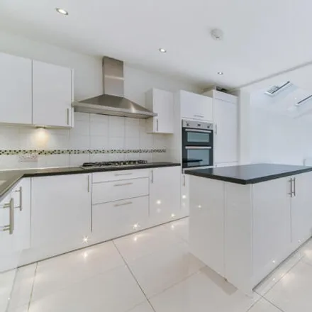 Image 5 - Russell Road, London, SW19 1PA, United Kingdom - Townhouse for rent