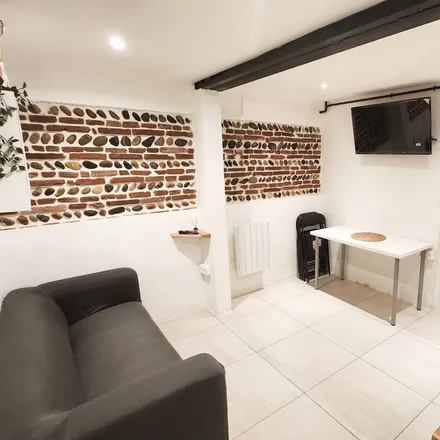 Rent this 3 bed apartment on 24 Boulevard d'Arcole in 31000 Toulouse, France