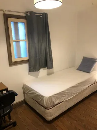 Rent this 2 bed room on Rua Nove de Abril in Porto, Portugal