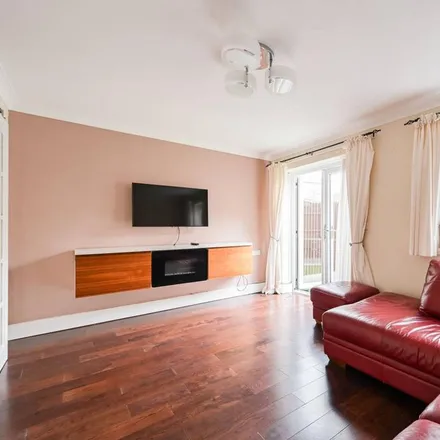 Image 3 - Goldfinger Court, 23 Balladier Walk, Bromley-by-Bow, London, E14 6UN, United Kingdom - Townhouse for rent