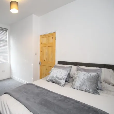 Rent this 1 bed townhouse on Gilpin Street in Leeds, LS12 1HW