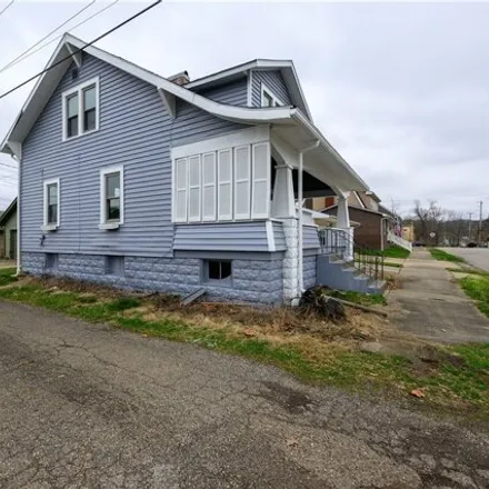 Image 4 - 400 East 7th Street, Uhrichsville, OH 44683, USA - House for sale