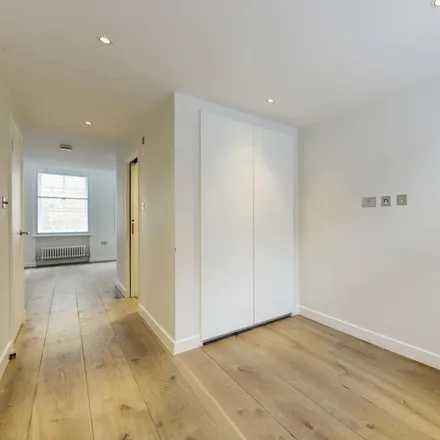 Image 2 - Le Beaujolais, 25 Litchfield Street, London, WC2H 0BF, United Kingdom - Apartment for rent