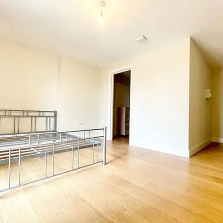 Image 5 - City Gates Church, 25-29 Clements Road, London, IG1 1BH, United Kingdom - Apartment for rent
