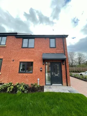 Rent this 3 bed duplex on The Woodlands in Sutton Coldfield, B75 7HJ