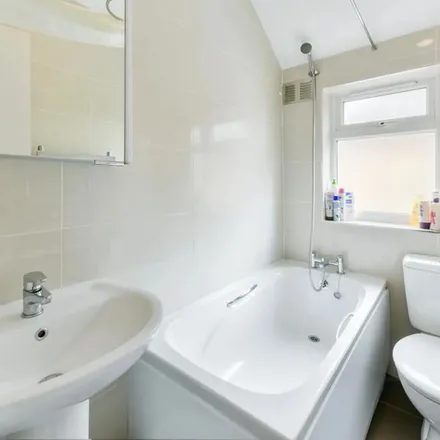 Rent this 2 bed apartment on The Crooked Billet in 14-15 Crooked Billet, London
