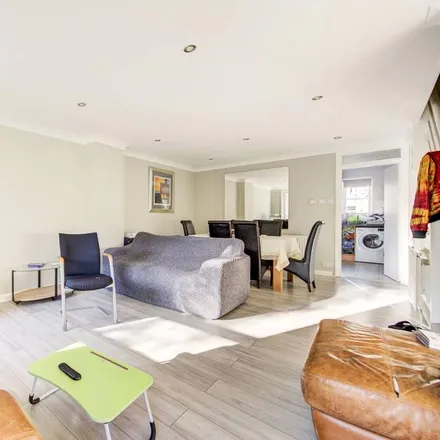 Rent this 3 bed house on 1-27 Abinger Mews in London, W9 3PG