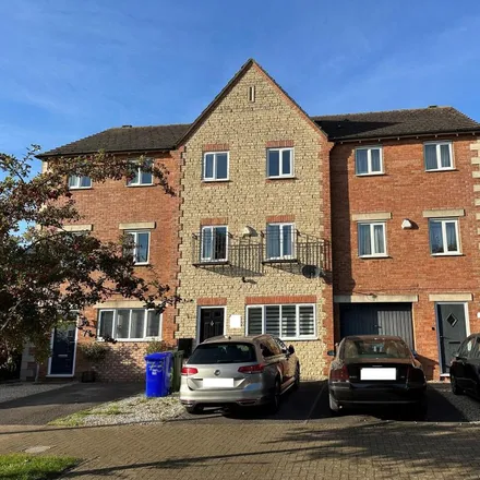 Rent this 4 bed townhouse on 84 Lucerne Avenue in Bicester, OX26 3EL