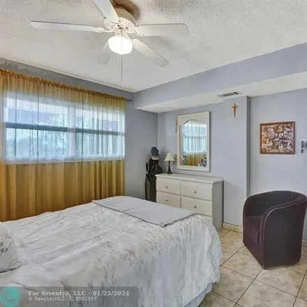 Image 3 - Happy Meal Room, Foxcroft Road, Miramar, FL 33025, USA - Condo for sale