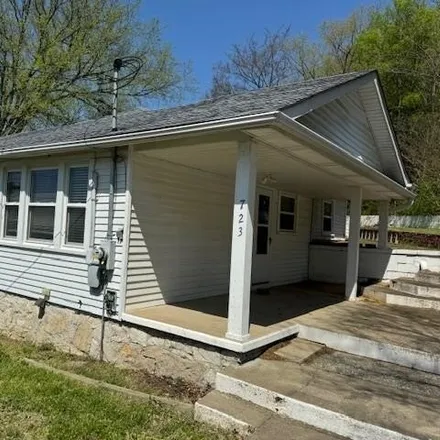 Buy this 3 bed house on 731 East 4th Street in Russellville, KY 42276