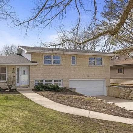 Rent this 4 bed house on Shanower Family Field in Prairie Avenue, Naperville