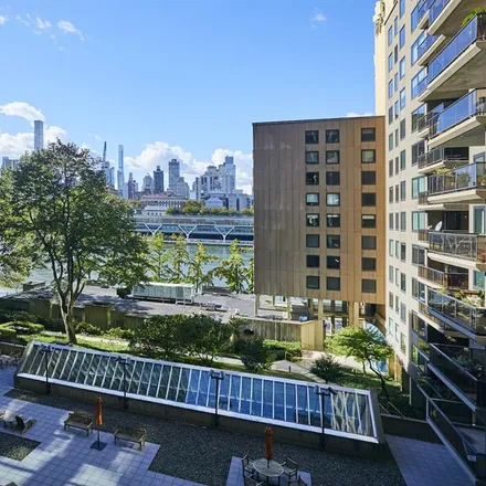 Image 2 - 531 MAIN STREET 520 in Roosevelt Island - Apartment for sale