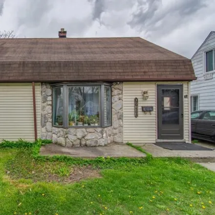 Buy this 3 bed house on 17510 Lincoln Avenue in Eastpointe, MI 48021