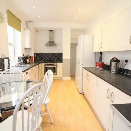 Rent this 5 bed apartment on Tenth Avenue in Newcastle upon Tyne, NE6 5XU