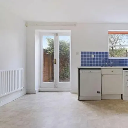 Image 5 - Saint Barnabas Close, London, SE22 8UA, United Kingdom - Townhouse for sale