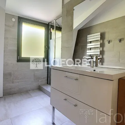 Rent this 6 bed apartment on 11 Rue du Groupe Bleu et Jonquille in 51000 Châlons-en-Champagne, France