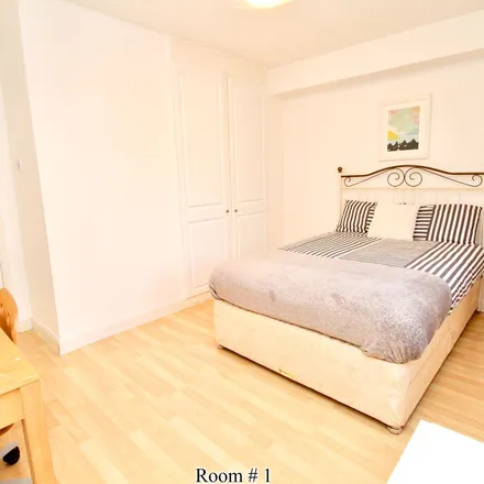 Image 5 - East Putney Station, Station Approach, London, SW15 2SZ, United Kingdom - Apartment for rent
