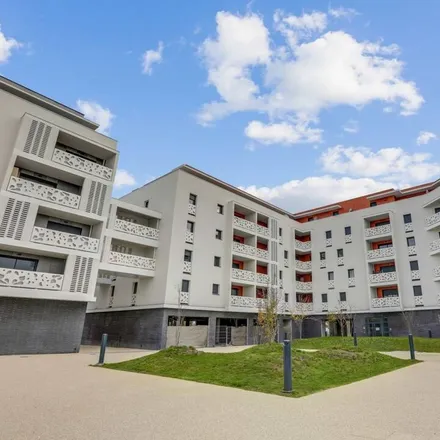Rent this 3 bed apartment on 38 Rue André Dupin in 33310 Lormont, France