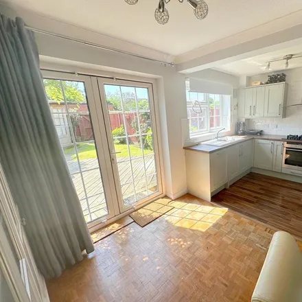 Image 2 - Shaftesbury Crescent, Staines-upon-Thames, TW18 1QW, United Kingdom - Townhouse for rent