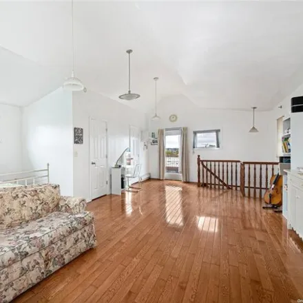 Image 9 - 74-24 43rd Avenue, New York, NY 11373, USA - House for sale