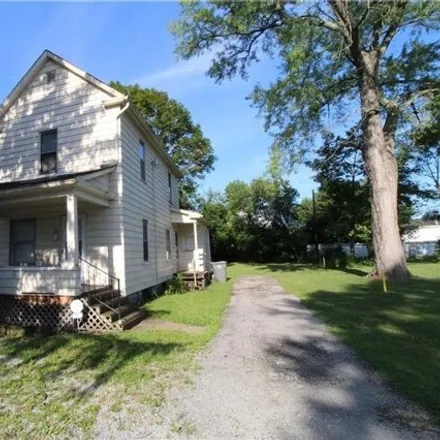 Buy this 2 bed house on 18 South Whitney Avenue in Youngstown, OH 44509