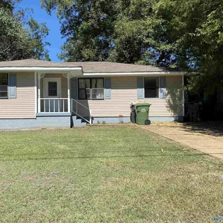 Rent this 3 bed house on 944 Lamar St Sw in Decatur, Alabama