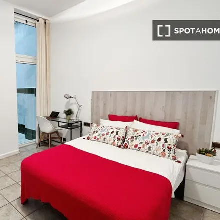 Rent this 6 bed room on Placeta de Sant Francesc in 08001 Barcelona, Spain