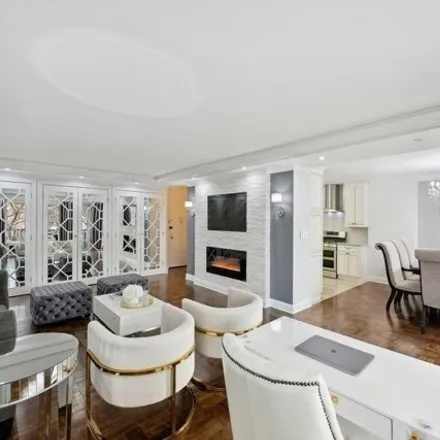 Image 4 - 166-25 Powells Cove Boulevard, New York, NY 11357, USA - Apartment for sale