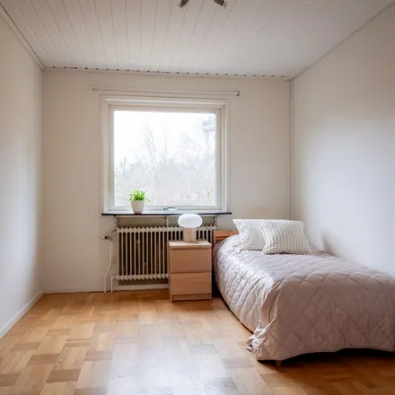 Rent this 6 bed apartment on Gammelvägen in 192 48 Sollentuna kommun, Sweden