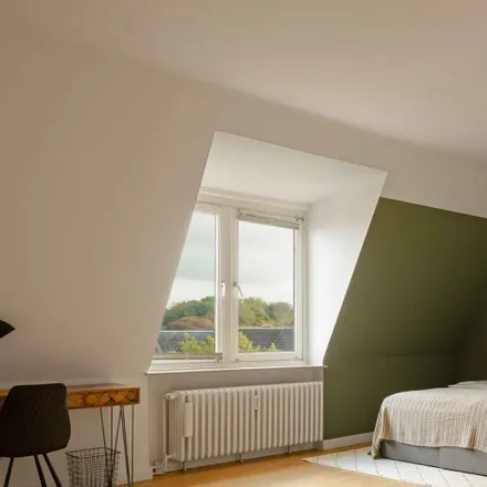 Rent this 4 bed room on Paul Bernhard in Klosterallee, 20144 Hamburg