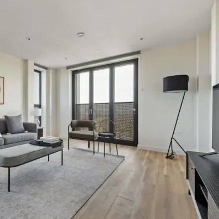 Rent this 3 bed apartment on Ten Degrees Croydon in 100 George Street, London