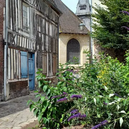 Rent this 2 bed townhouse on 14600 Honfleur